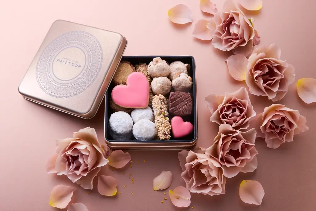 【ショコラティエ パレドオール】母の日の贈り物におすすめ。ローズが香るクッキー入り限定BOXが登場！ 画像 1