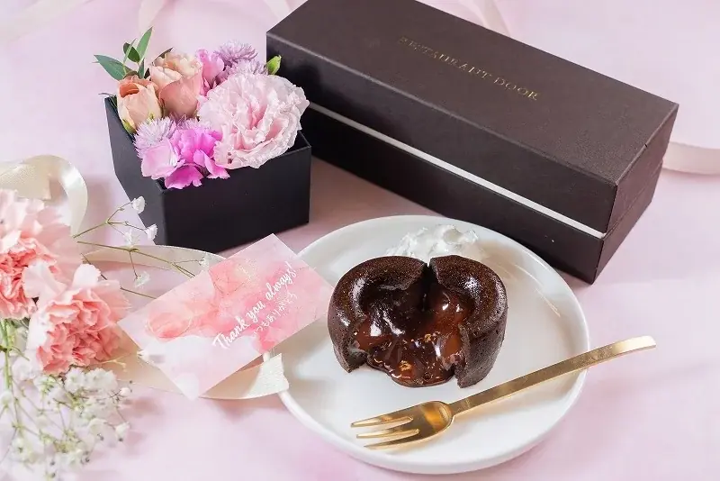母の日に“特別なひととき”を贈る、HUGEst.の限定ギフトが今年も登場！「選べるフラワーボックスとフォンダンショコラ3個セット」を4月10日より数量限定・期間限定で販売。 画像 1