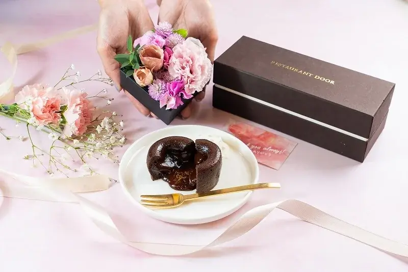 母の日に“特別なひととき”を贈る、HUGEst.の限定ギフトが今年も登場！「選べるフラワーボックスとフォンダンショコラ3個セット」を4月10日より数量限定・期間限定で販売。 画像 2