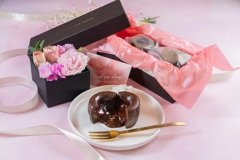 母の日に“特別なひととき”を贈る、HUGEst.の限定ギフトが今年も登場！「選べるフラワーボックスとフォンダンショコラ3個セット」を4月10日より数量限定・期間限定で販売。 画像 3