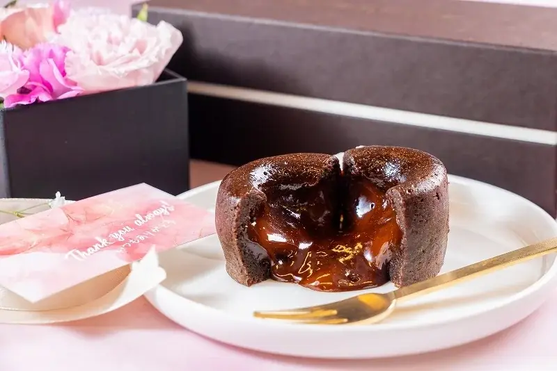 母の日に“特別なひととき”を贈る、HUGEst.の限定ギフトが今年も登場！「選べるフラワーボックスとフォンダンショコラ3個セット」を4月10日より数量限定・期間限定で販売。 画像 5