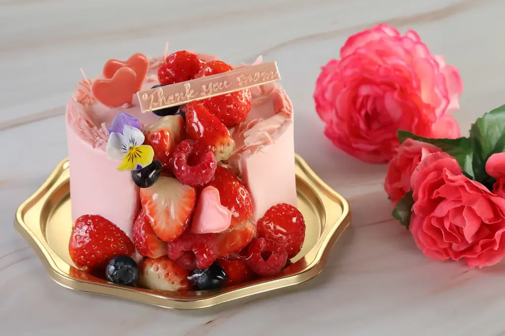 【シェラトン都ホテル大阪】いちごの滝が流れる母の日限定ケーキ新登場「あふれるいちごはお母さんへのあふれる感謝」 画像 1
