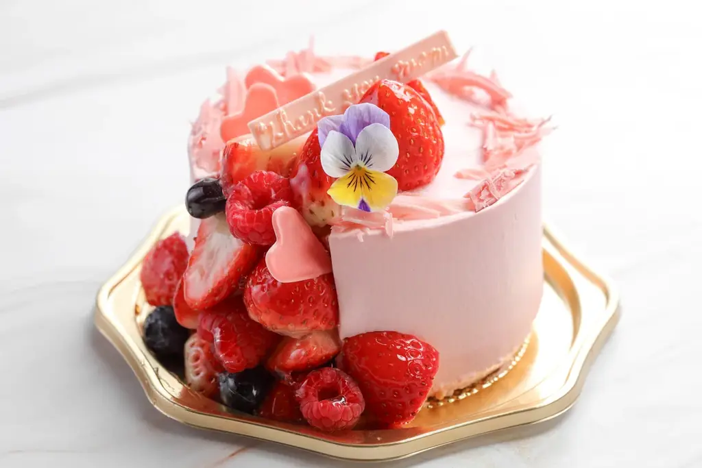 【シェラトン都ホテル大阪】いちごの滝が流れる母の日限定ケーキ新登場「あふれるいちごはお母さんへのあふれる感謝」 画像 2