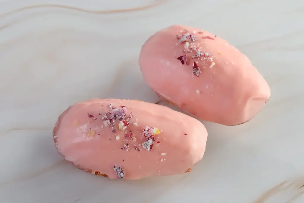 【シェラトン都ホテル大阪】いちごの滝が流れる母の日限定ケーキ新登場「あふれるいちごはお母さんへのあふれる感謝」 画像 3