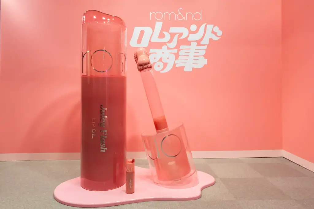 【イベントレポート】ILLIT WONHEEがrom&ndモデルとして初登壇！ロムアンド商事 アイドル課の“課長”としてオフィスルックで新作リップオイルをプレゼン！？ 画像 3