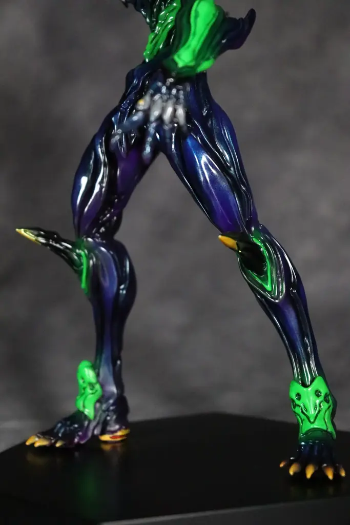 『ヱヴァンゲリヲン 新劇場版』に登場する、『エヴァンゲリオン初号機』が、造型作家 Yoshi.氏デザインのハイクオリティフィギュアとして、夜の街で戦闘するシーンをイメージした限定カラーで登場！ 画像 10