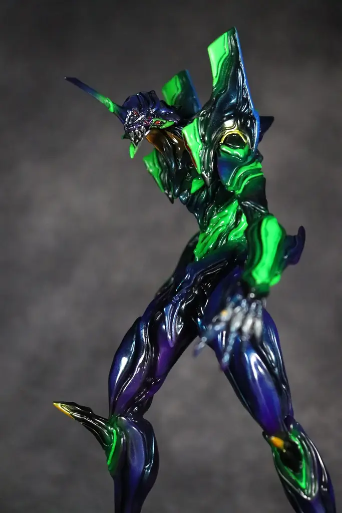 『ヱヴァンゲリヲン 新劇場版』に登場する、『エヴァンゲリオン初号機』が、造型作家 Yoshi.氏デザインのハイクオリティフィギュアとして、夜の街で戦闘するシーンをイメージした限定カラーで登場！ 画像 11