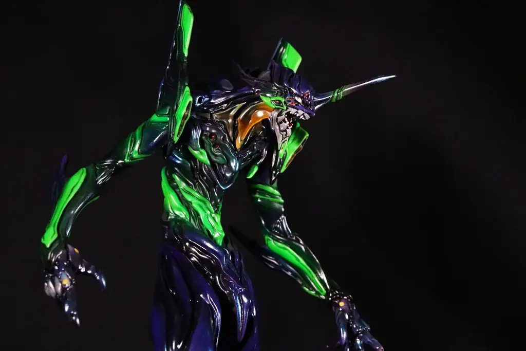 『ヱヴァンゲリヲン 新劇場版』に登場する、『エヴァンゲリオン初号機』が、造型作家 Yoshi.氏デザインのハイクオリティフィギュアとして、夜の街で戦闘するシーンをイメージした限定カラーで登場！ 画像 12