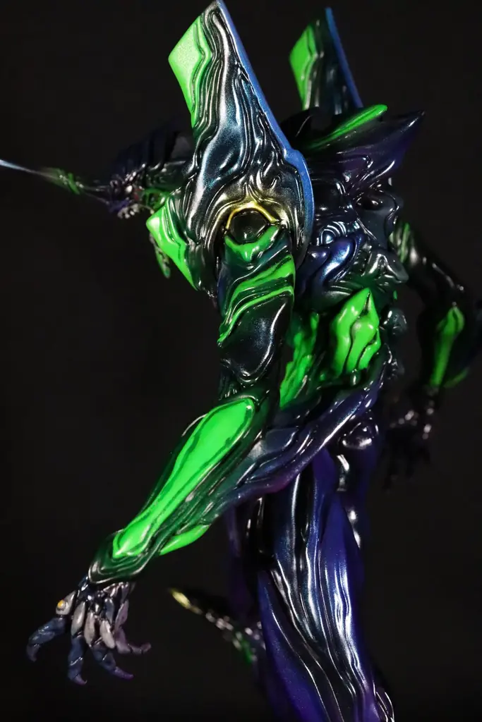 『ヱヴァンゲリヲン 新劇場版』に登場する、『エヴァンゲリオン初号機』が、造型作家 Yoshi.氏デザインのハイクオリティフィギュアとして、夜の街で戦闘するシーンをイメージした限定カラーで登場！ 画像 13