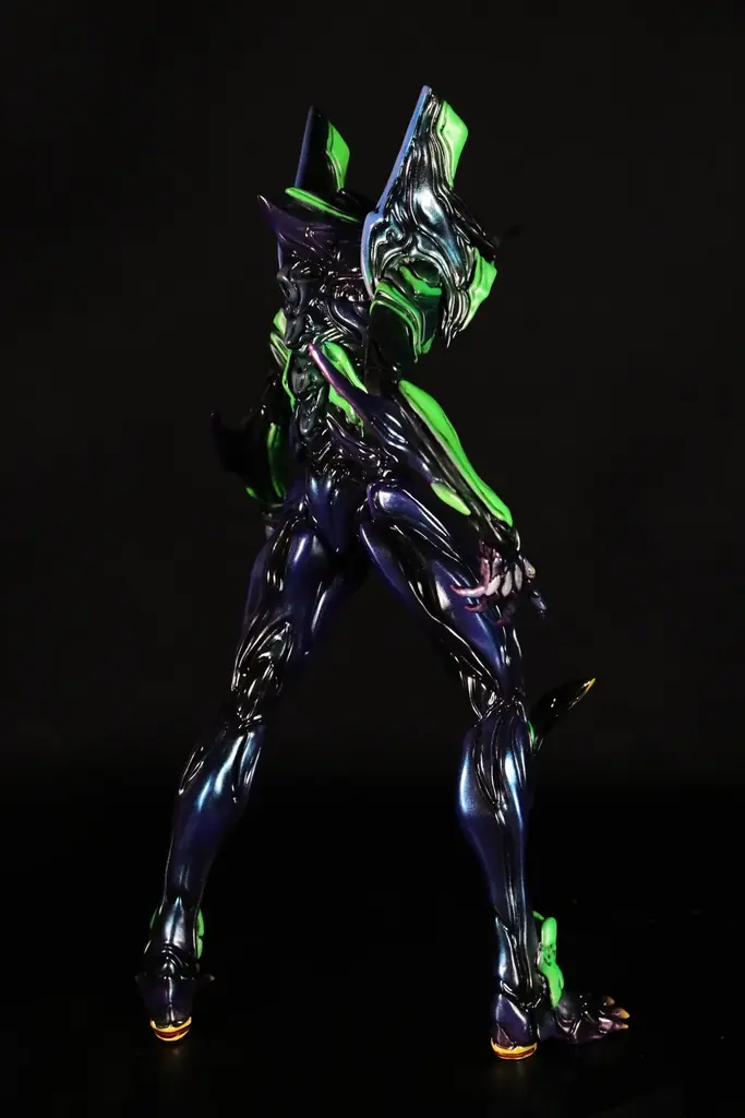 『ヱヴァンゲリヲン 新劇場版』に登場する、『エヴァンゲリオン初号機』が、造型作家 Yoshi.氏デザインのハイクオリティフィギュアとして、夜の街で戦闘するシーンをイメージした限定カラーで登場！ 画像 14