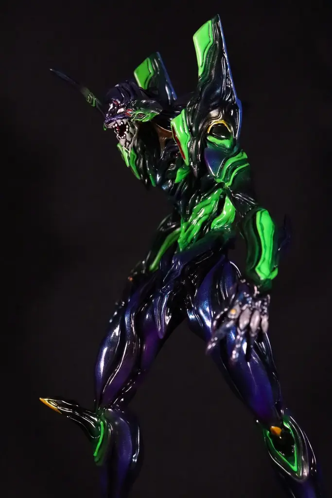 『ヱヴァンゲリヲン 新劇場版』に登場する、『エヴァンゲリオン初号機』が、造型作家 Yoshi.氏デザインのハイクオリティフィギュアとして、夜の街で戦闘するシーンをイメージした限定カラーで登場！ 画像 15