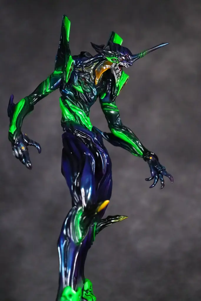 『ヱヴァンゲリヲン 新劇場版』に登場する、『エヴァンゲリオン初号機』が、造型作家 Yoshi.氏デザインのハイクオリティフィギュアとして、夜の街で戦闘するシーンをイメージした限定カラーで登場！ 画像 9