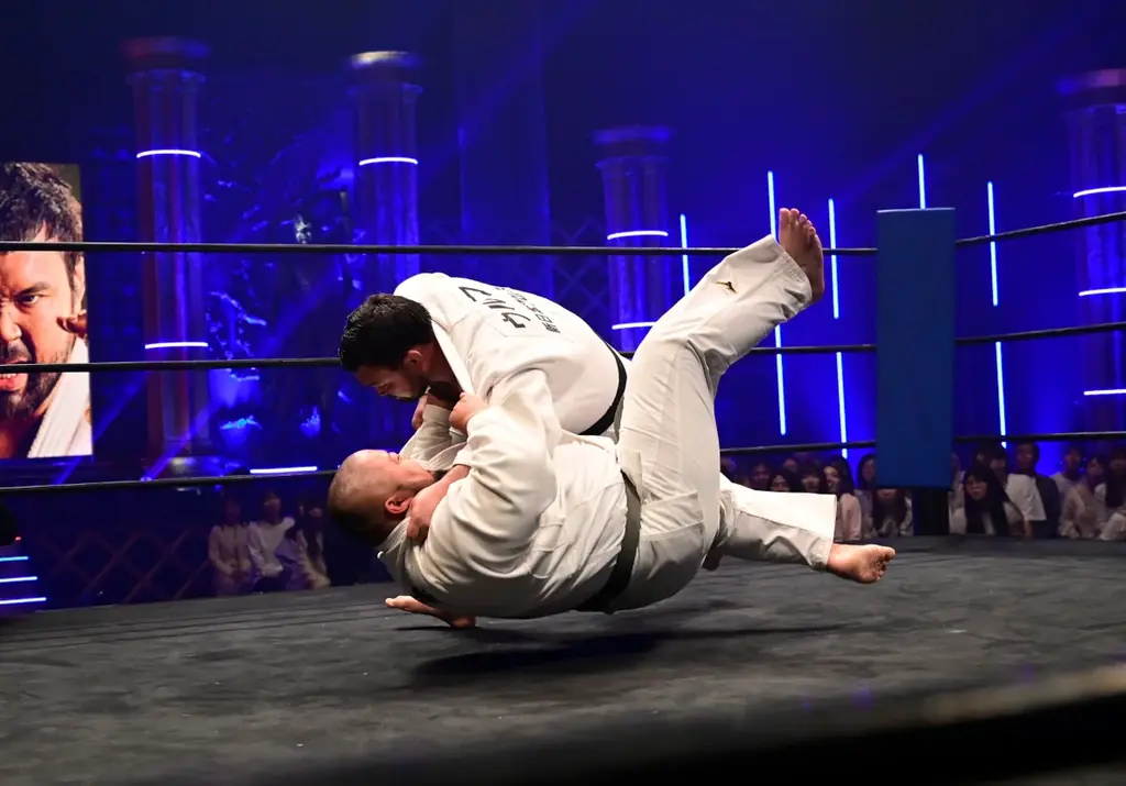 ウルフアロン、カカロニ・栗谷や“ベンチプレス400キロ男”ら挑戦者全員を1分以内に撃破！ウルフ「すごい悪いことしちゃった気分…」6人の子どもたちが客席から見守るノッコン寺田をわずか18秒で瞬殺 画像 6