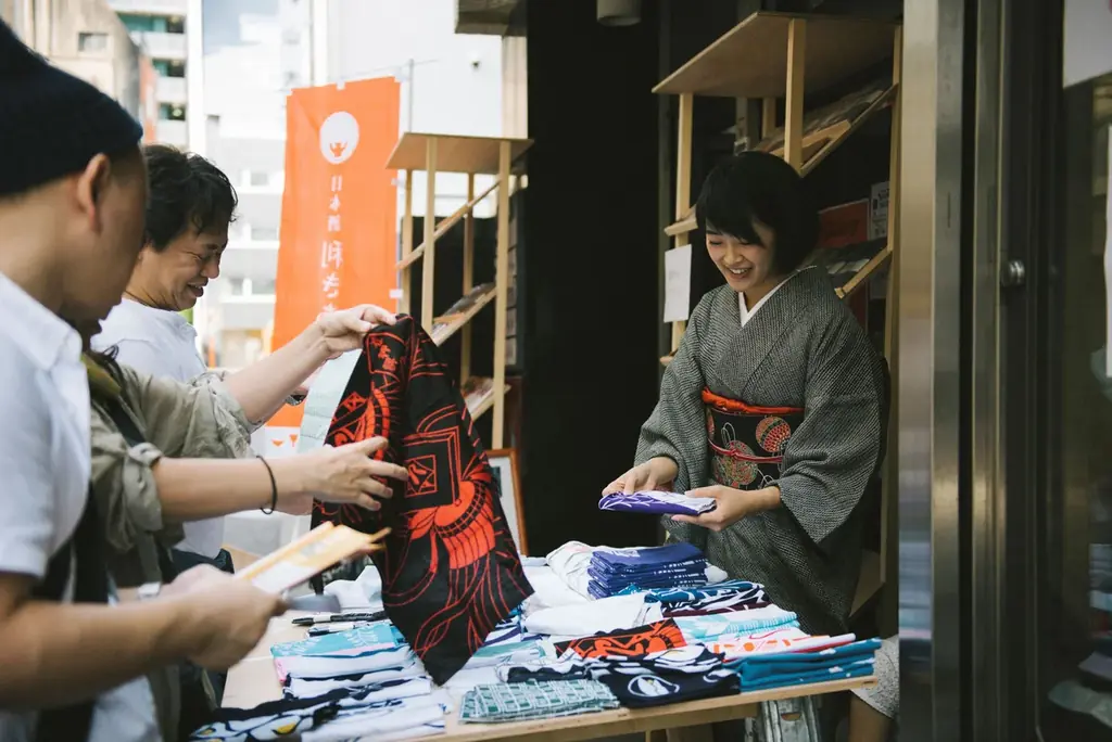 東京・日本橋エリアで、全国約50蔵の日本酒が味わえる“利き酒イベント”4月25日開催。ここ数年は約7,000名を動員し、今春で10回目の開催！フード販売、物販、イベント等が盛りだくさん。 画像 10