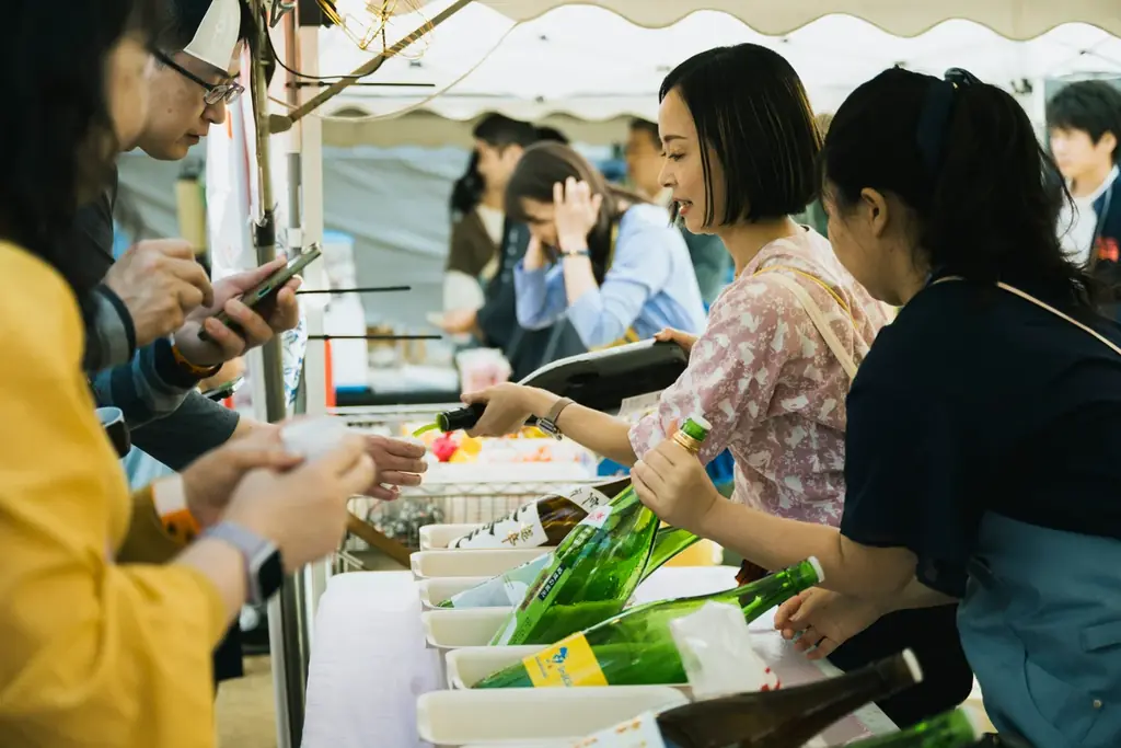 東京・日本橋エリアで、全国約50蔵の日本酒が味わえる“利き酒イベント”4月25日開催。ここ数年は約7,000名を動員し、今春で10回目の開催！フード販売、物販、イベント等が盛りだくさん。 画像 11