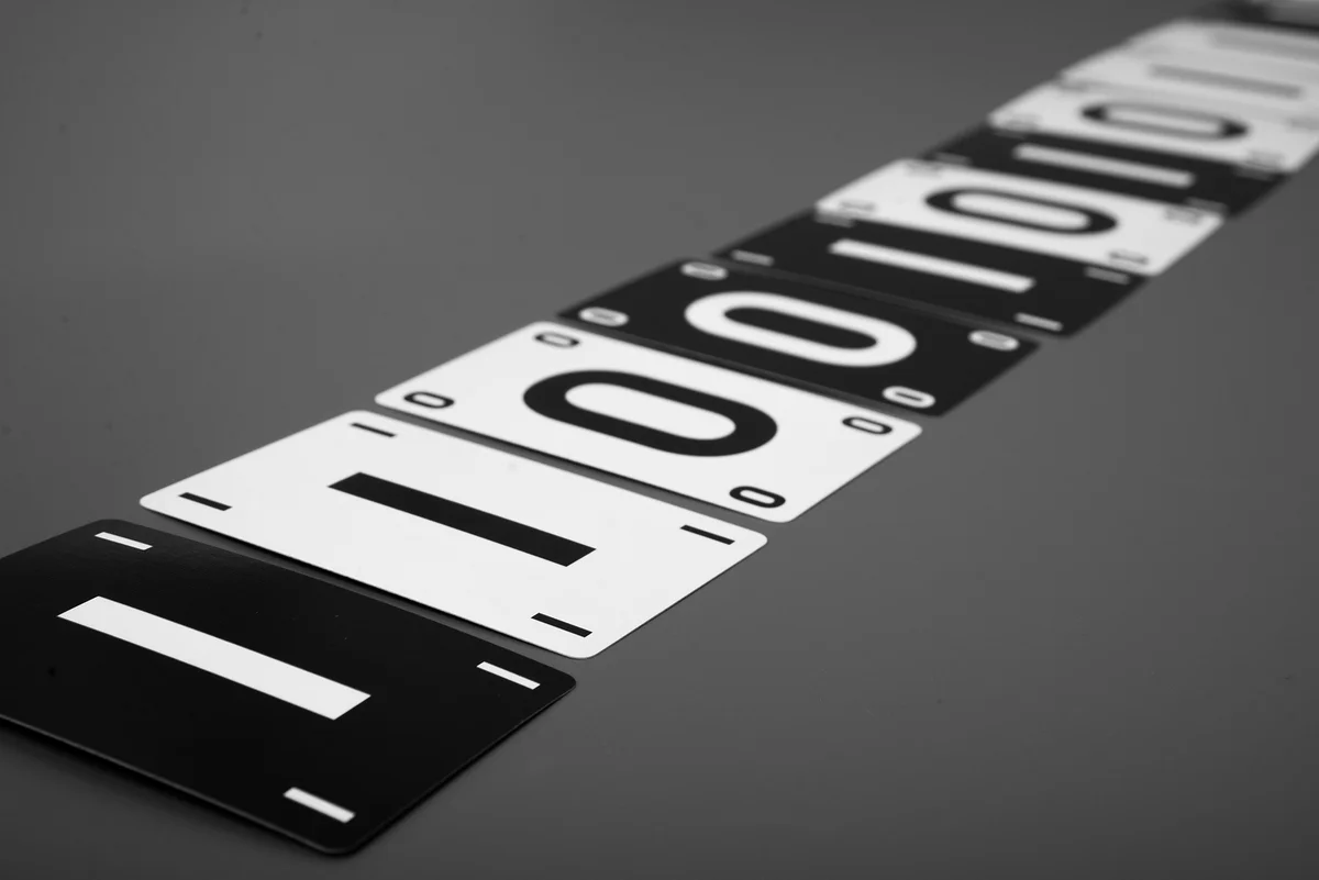 ボードゲーム『コンプレス』2026年5月発売。驚きの「カンニングペーパーをつくる」カードゲーム。 画像 2