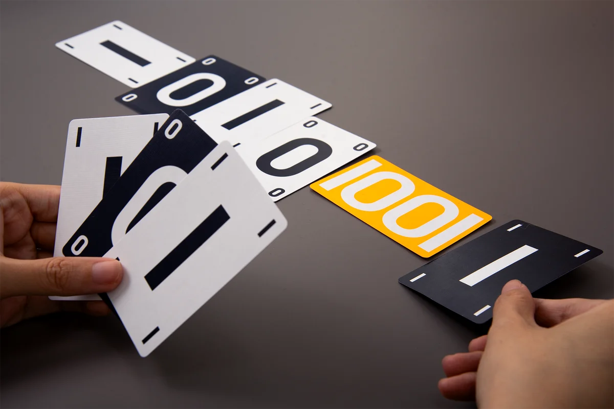 ボードゲーム『コンプレス』2026年5月発売。驚きの「カンニングペーパーをつくる」カードゲーム。 画像 3