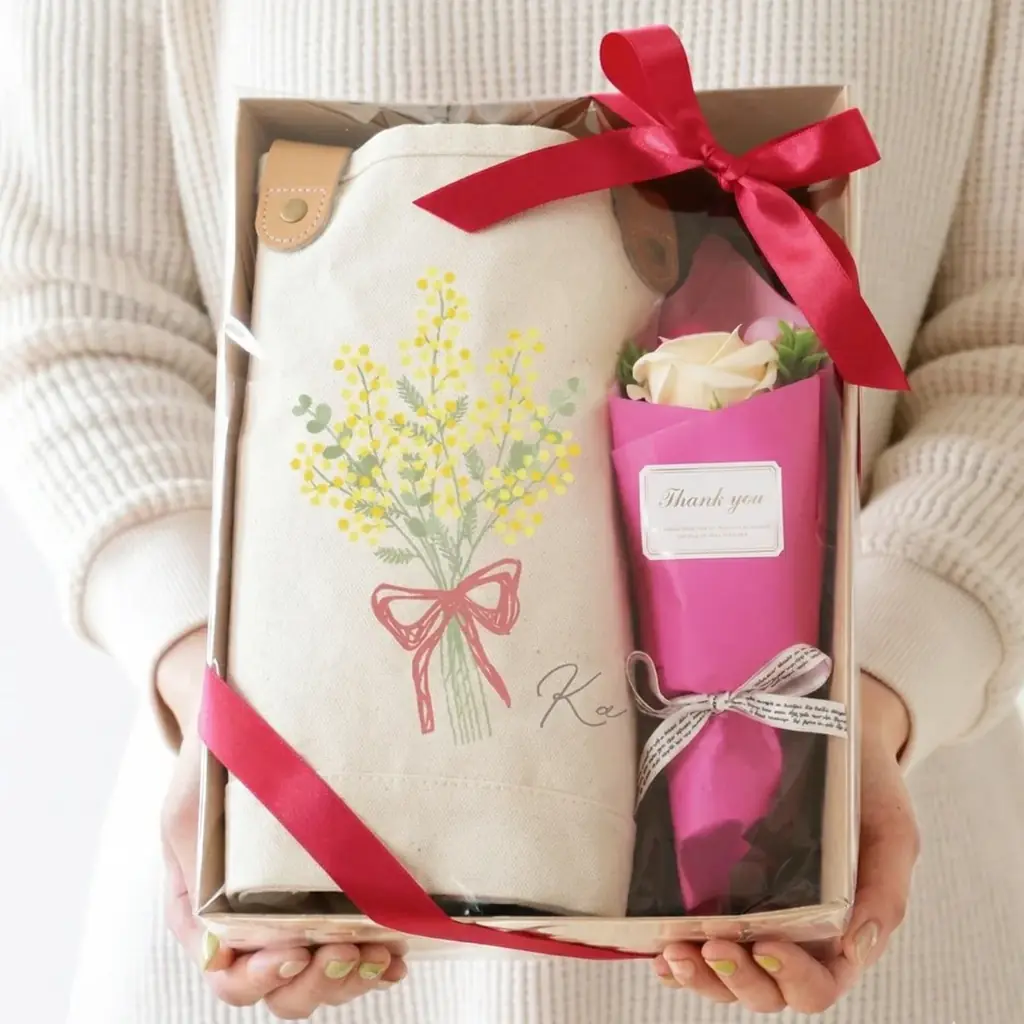 【ココロを贈る 名入れギフトOkulu】母の日に想いを込めて選ぶ新提案。誕生花×名入れトートバッグが新登場 画像 2