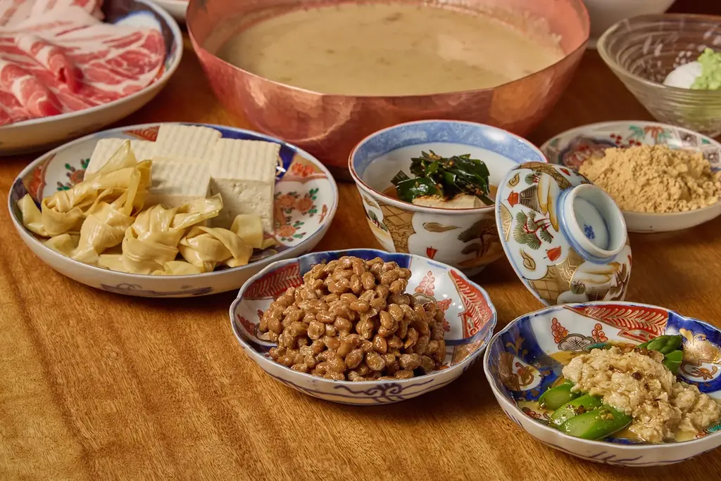 最高に美味しい“納豆しゃぶしゃぶ”こく旨納豆味噌スープとシンバイオティクス２０２６年４月１５日(水)　しゃぶしゃぶKINTAN代官山本店で販売開始 画像 1