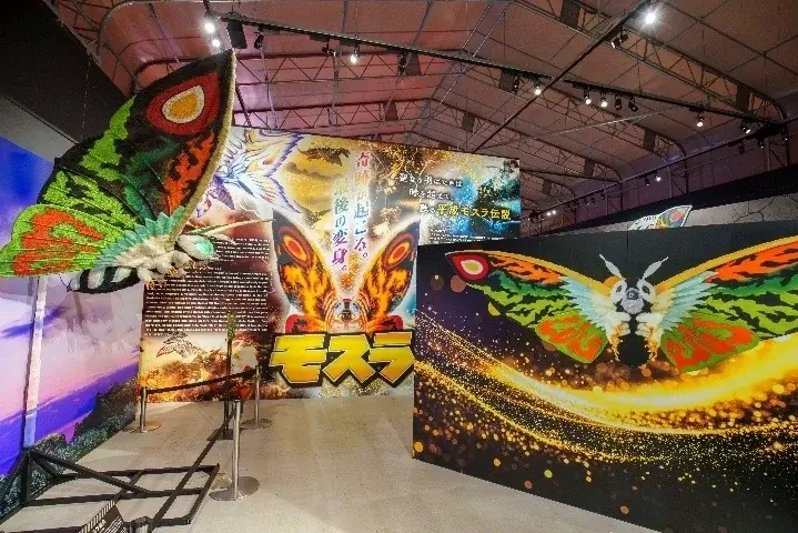 淡路島「ニジゲンノモリ」で大人気怪獣と出会える！ゴジラミュージアム「モスラ特別展」 事前予約特典第2弾 画像 1