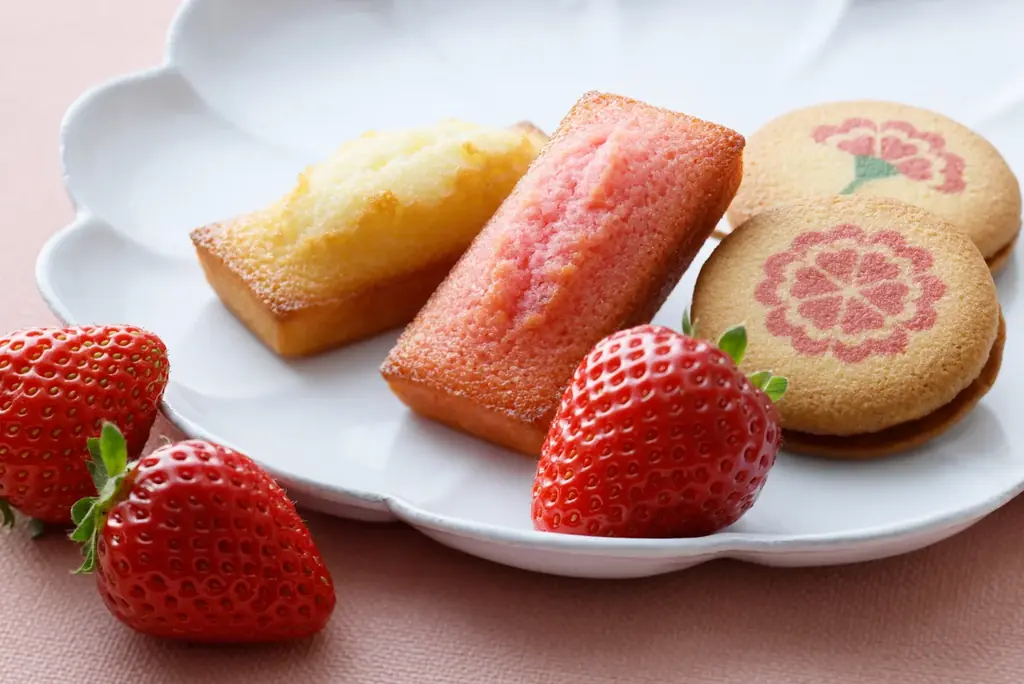 加熱せずに果樹園しぼりの生のいちご果汁をそのまま！アンリ・シャルパンティエから、ママ想いのやさしさを込めた母の日限定「母の日いちご」のフィナンシェギフトが新発売 画像 5