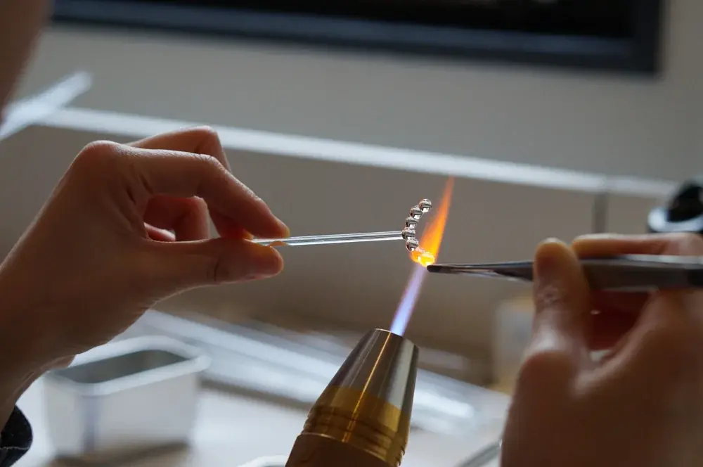 東京ソワール、修理しながら永く使えるガラスアクセサリーが誕生hitoiro SOIR × HARIO、4月14日より販売開始 画像 2