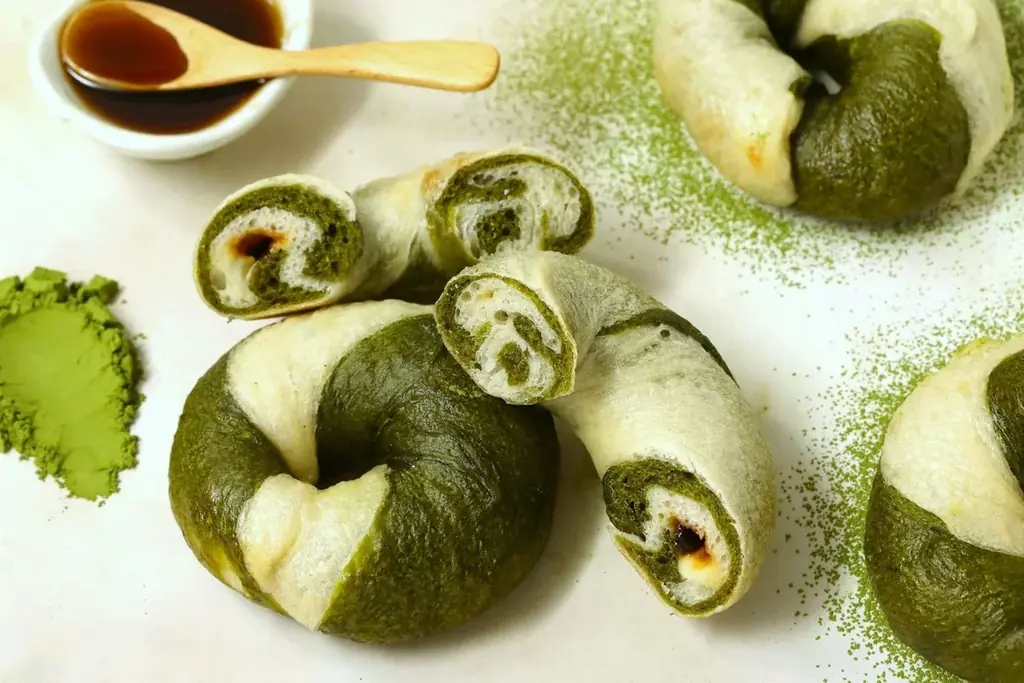 【森半とのコラボ再び！】京都の老舗ベーカリー「グランディール」より爽やかな柚子が香る『京生ちぎりパン～宇治の一番茶～』や抹茶に黒蜜ミルクを合わせたベーグルなど茶師監修の”一番茶”を使用したパンを新発売 画像 5