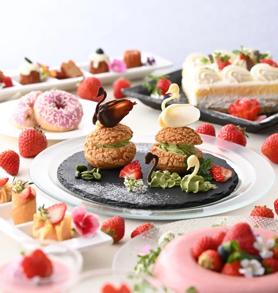 【リーガロイヤルホテル広島】苺がテーマのスイーツビュッフェ第3弾。サッカー世界大会開催国の料理も登場『世界の味わいビュッフェ』を開催 画像 1