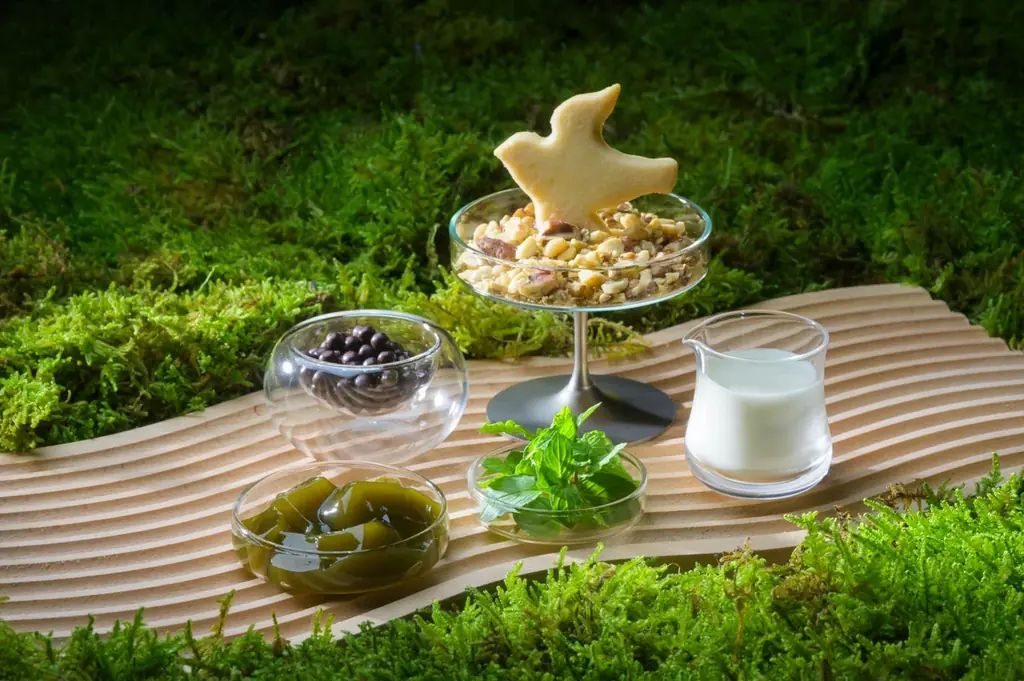 【奥入瀬渓流ホテル】食べられるこけ玉が新登場！奥入瀬渓流を代表する天然のこけ玉の成り立ちを表現した、知的好奇心を刺激するかき氷「おいらせこけ玉氷」提供開始 画像 5