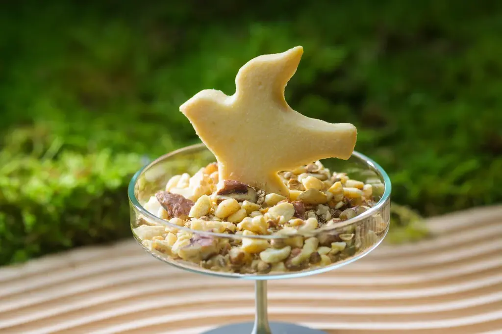 【奥入瀬渓流ホテル】食べられるこけ玉が新登場！奥入瀬渓流を代表する天然のこけ玉の成り立ちを表現した、知的好奇心を刺激するかき氷「おいらせこけ玉氷」提供開始 画像 6