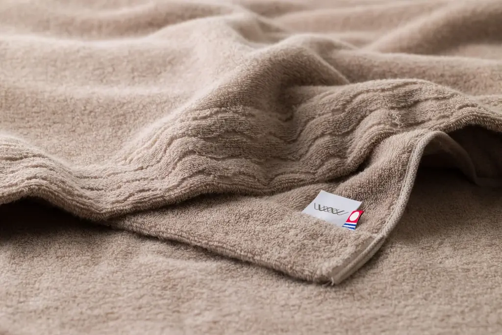 【今治市ふるさと納税】累計7,000件超の人気シリーズ第4弾。毛羽落ち率0.03%を実現した、老舗「渡辺パイル織物」謹製「上質無撚糸タオルケット」が新登場。 画像 5