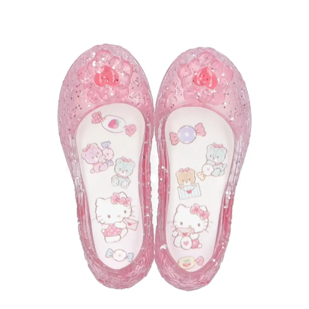 幼少期に憧れた気持ちを思い出す、サンリオキャラクターズデザインのミニチュアサイズのキッズサンダルが、2026年4月下旬より順次全国のカプセルトイ自販機に登場！ 画像 2