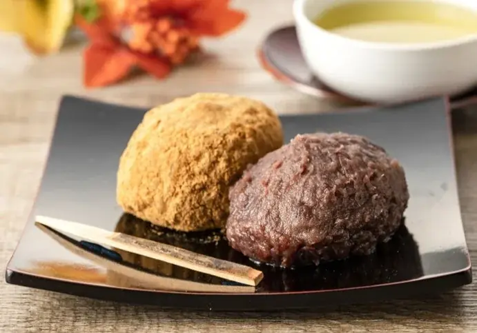 初夏を彩る！枝豆の豊かな風味ともち麦のプチっと食感がアクセントまめむぎマルシェ「もち麦入りずんだ餅」期間限定発売 画像 2