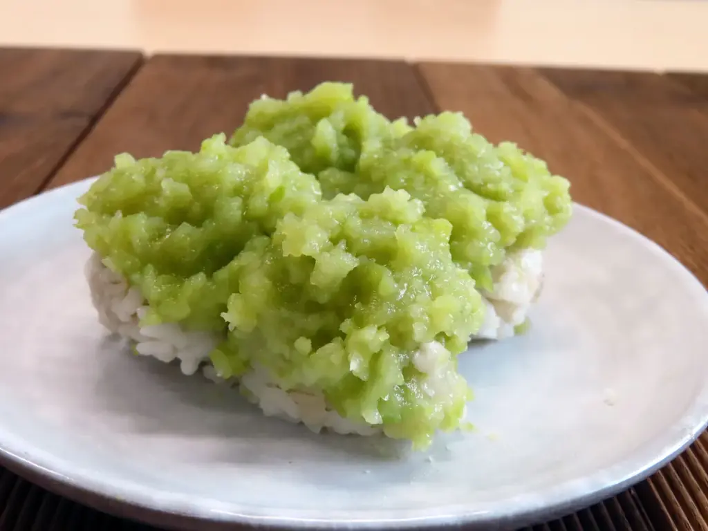 初夏を彩る！枝豆の豊かな風味ともち麦のプチっと食感がアクセントまめむぎマルシェ「もち麦入りずんだ餅」期間限定発売 画像 3