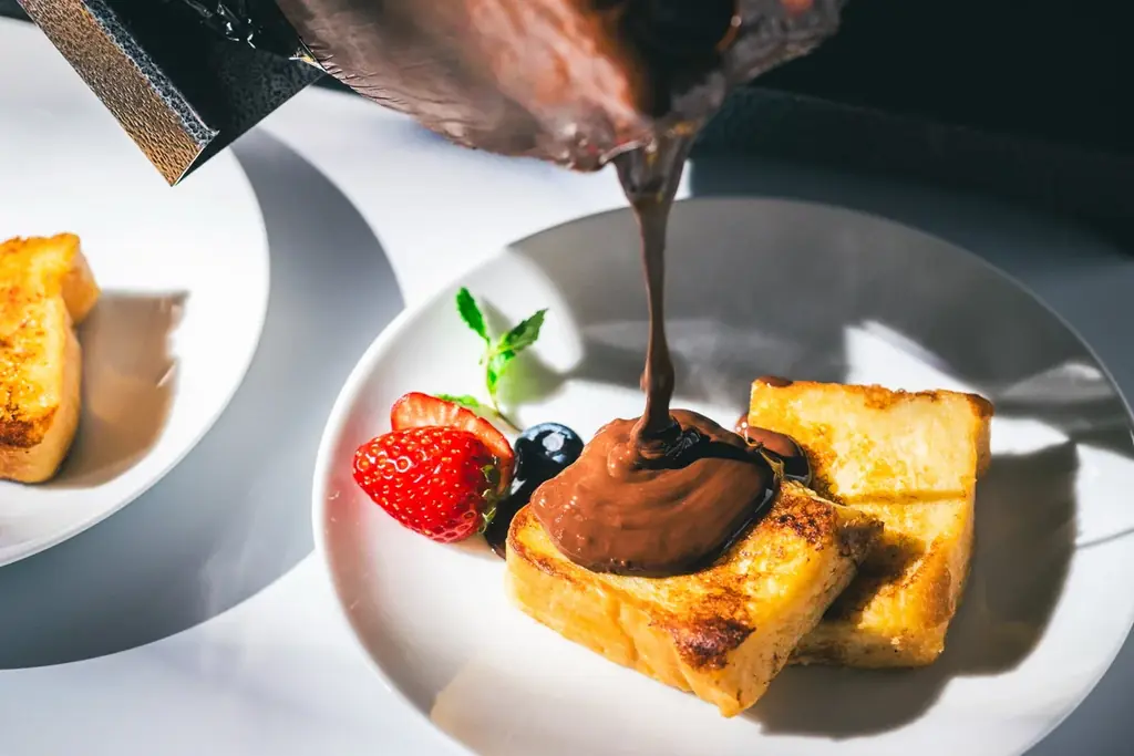 札幌で「自分が小さくなった」ような錯覚体験！？高さ25cmのショートケーキや30cmの巨大スプーンで童心に返る、新感覚の”没入型”スイーツブッフェ開催！ 画像 3