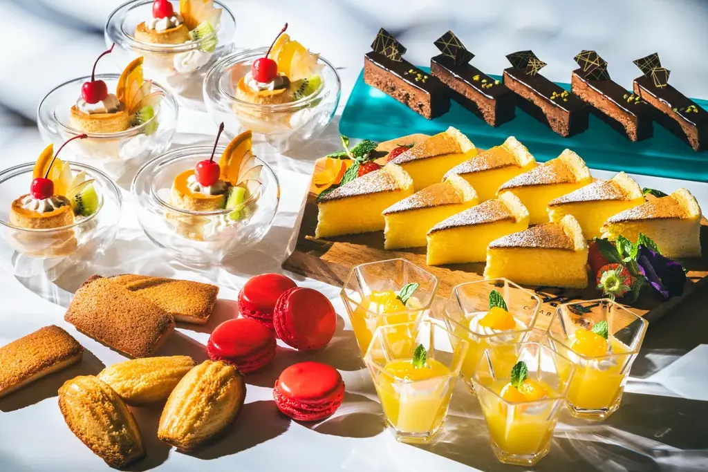 札幌で「自分が小さくなった」ような錯覚体験！？高さ25cmのショートケーキや30cmの巨大スプーンで童心に返る、新感覚の”没入型”スイーツブッフェ開催！ 画像 4