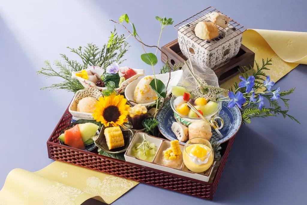 札幌のホテルで味わう、夏の食材・色合い・香りで彩られた甘味の箱庭。備長炭の七輪で炙って楽しむ、体験型の和のアフタヌーンティーを5月23日より提供開始！ 画像 1