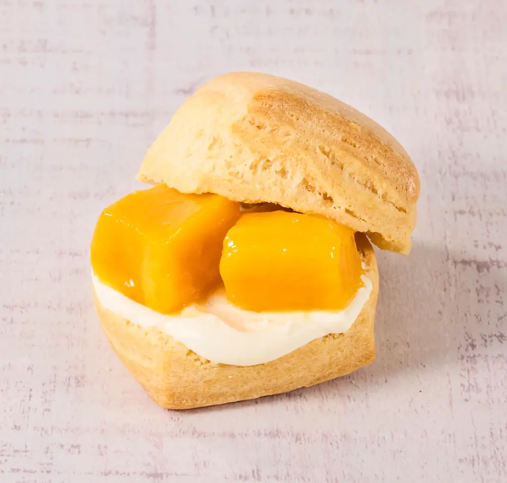 ＼あたたか×ひんやりの新体験／ひと口ごとに味わいが変化していくスコーンサンド。マンゴー×クリームチーズが登場！ 画像 2