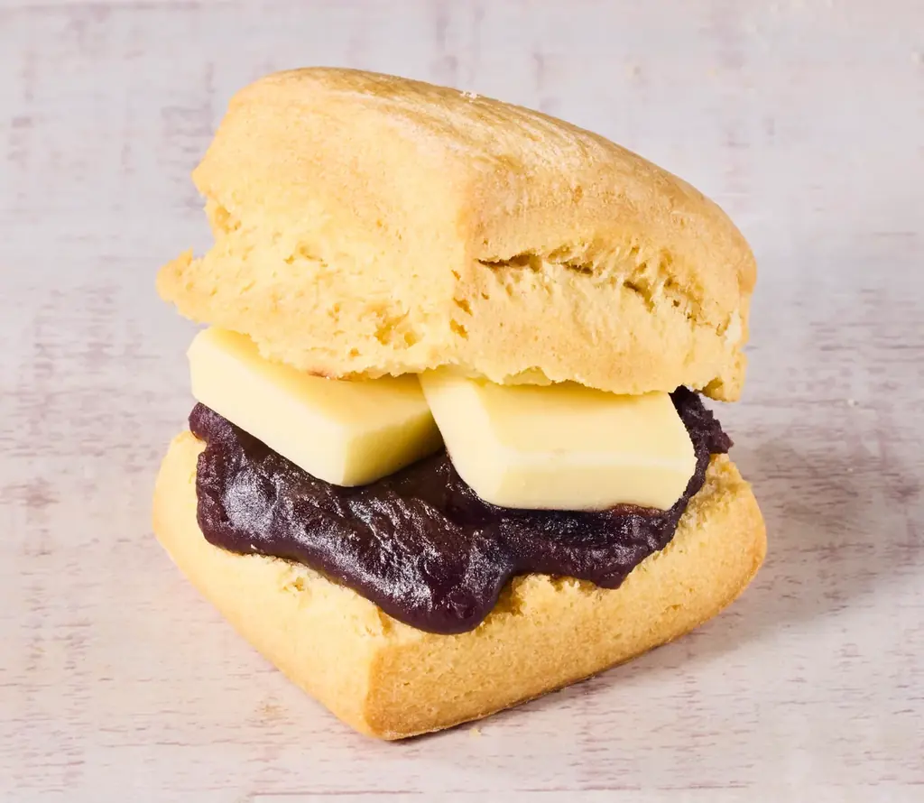 ＼あたたか×ひんやりの新体験／ひと口ごとに味わいが変化していくスコーンサンド。マンゴー×クリームチーズが登場！ 画像 3