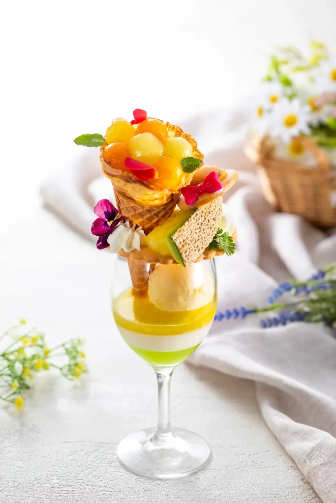 【リーガロイヤルホテル京都】初夏のご褒美、ブーケ型クレープと麦わら帽子が彩る期間限定パフェ「メロンクレープのブーケパフェ」　販売 画像 2