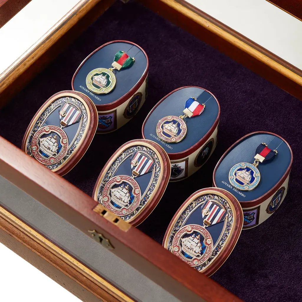 『横浜限定缶』第二弾が新登場。港の記憶を閉じ込めた“アンティークメダル缶”で、横浜の港町の物語を感じて。 画像 2