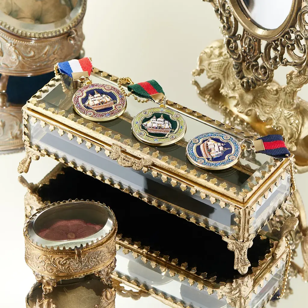 『横浜限定缶』第二弾が新登場。港の記憶を閉じ込めた“アンティークメダル缶”で、横浜の港町の物語を感じて。 画像 3