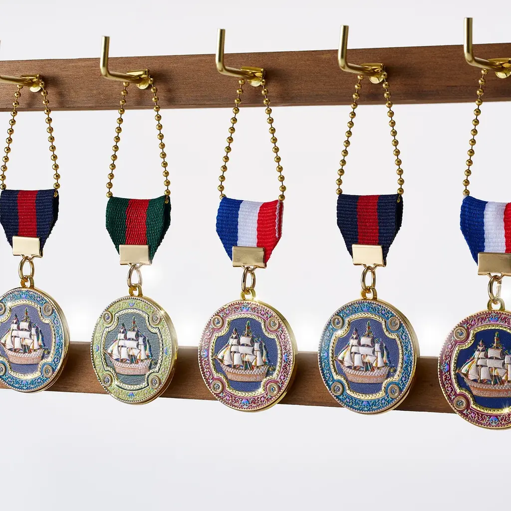 『横浜限定缶』第二弾が新登場。港の記憶を閉じ込めた“アンティークメダル缶”で、横浜の港町の物語を感じて。 画像 4