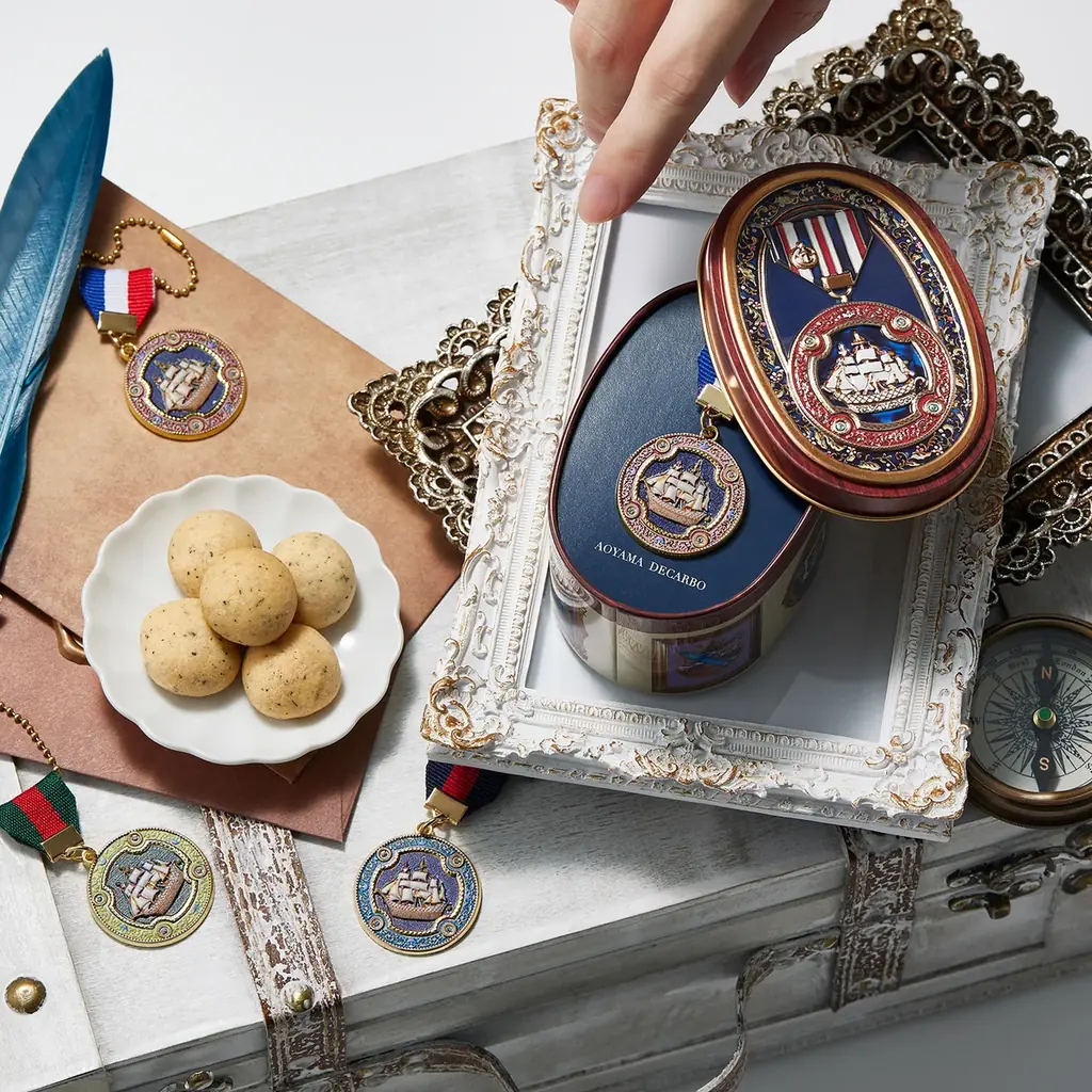 『横浜限定缶』第二弾が新登場。港の記憶を閉じ込めた“アンティークメダル缶”で、横浜の港町の物語を感じて。 画像 7