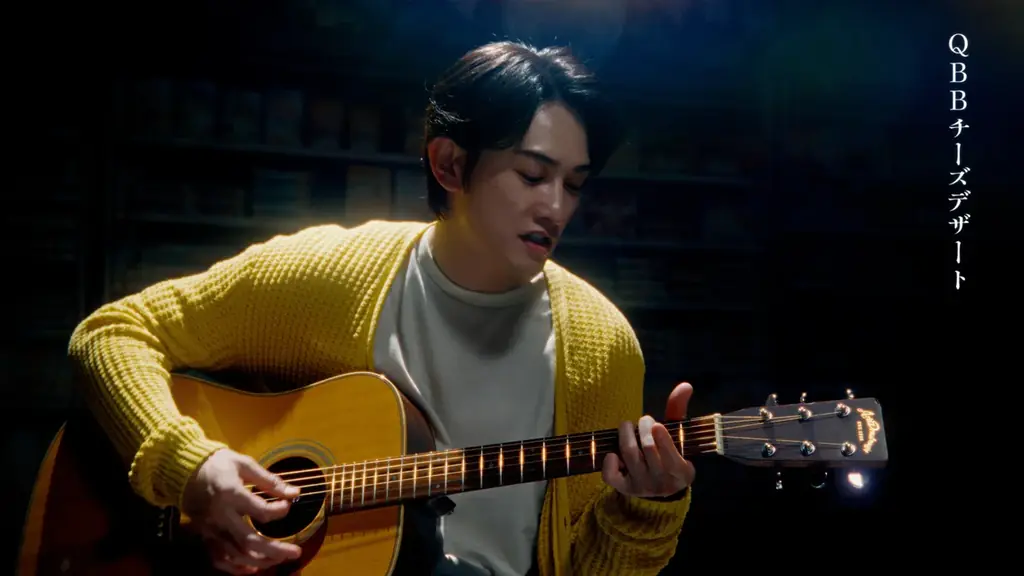 町田啓太さんがギターと歌の弾き語りに人生初挑戦！　QBBチーズデザート6P 新TV-CM 4月18日（土）より全国放送開始！ 画像 3