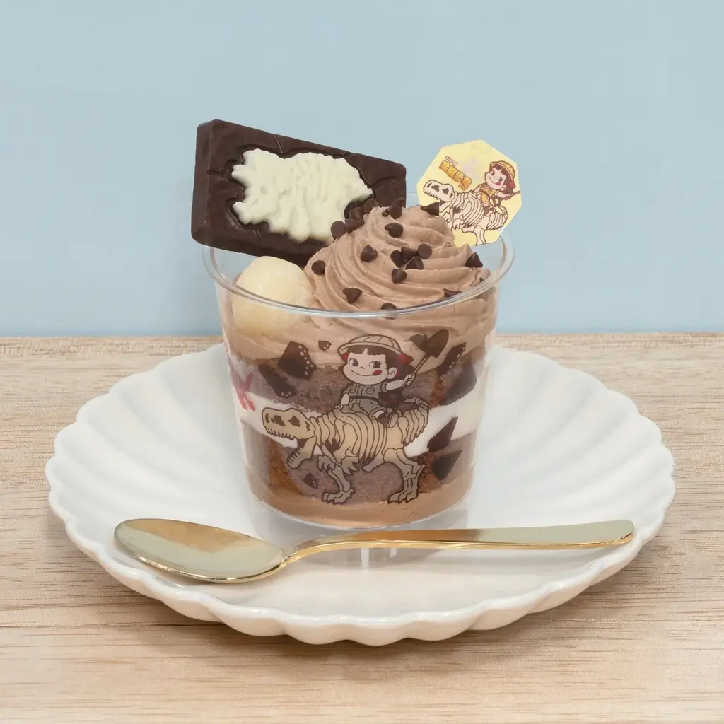 4月27日発売｜不二家×バンダイ 発掘恐竜パフェ登場