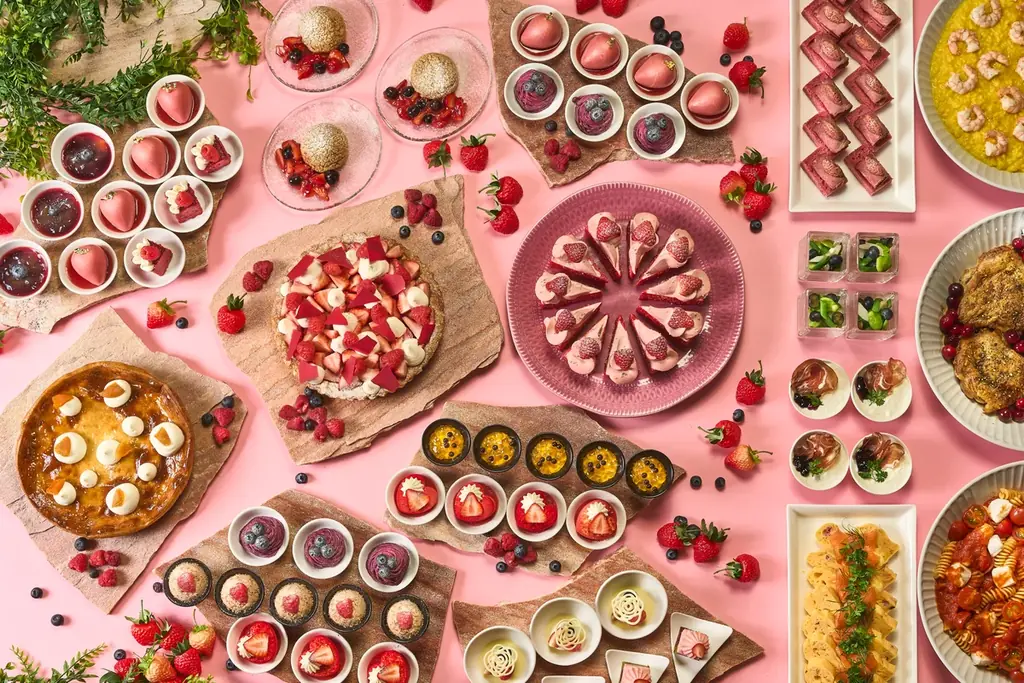 【ザ・リッツ・カールトン大阪】甘酸っぱいベリーの魅力を巡る華やかなアフタヌーンブッフェと日本茶の奥深い余韻に浸るアフタヌーンティーを開催 画像 1