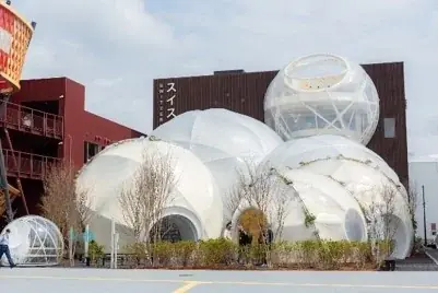 ― 大阪・関西万博のレガシーが丹波篠山に― スイス館モニュメントの一部をケンミン食品篠山工場に設置 4月18日（土）イベント「健やかケンミン春まつり」でお披露目 画像 1