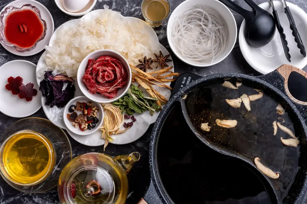 馬肉と漢方でからだ整える鍋『KONOSAKU』〜 かわいいピンクに秘められた、本格和漢食材の実力 〜 画像 5