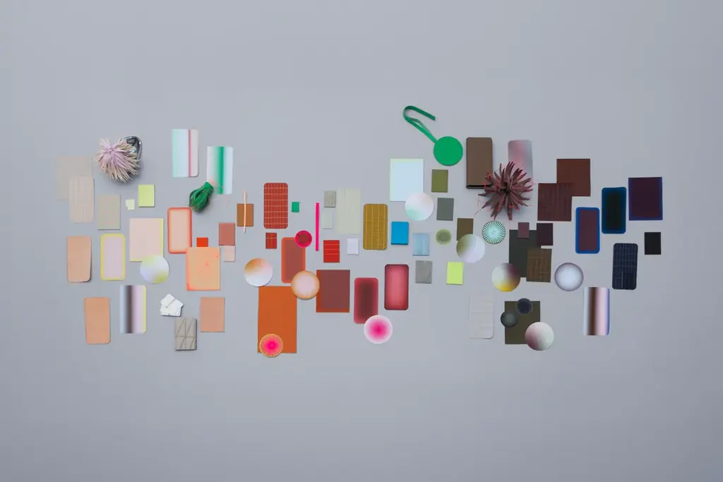 4月20日開幕　COVERARY×Caroleの革スマホケース